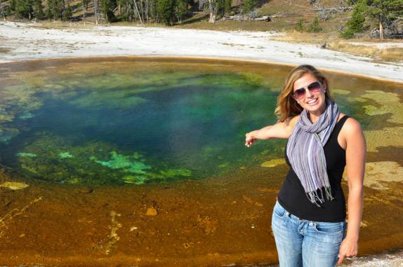 Admirada com as lindas piscinas coloridas, de águas transparentes e ferventes, na área do Old Faithful, no Yellowstone National Park, em Wyoming, nos Estados Unidos